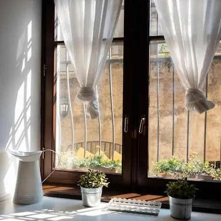 Spacious In Strategic Location - 아파트 *